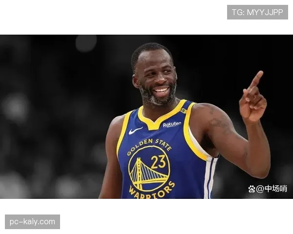 特写：德雷蒙德·格林在技术犯规后与裁判平静沟通，随后完成关键防守